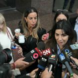 Gianinna Maradona habla con los medios de comunicación al lado de su madre, Claudia Villafane, a las puertas de los tribunales de San Isidro, Buenos Aires.