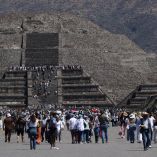 Las excavaciones en Teotihuacán comenzaron en 1675, cuando Carlos de Sigüenza y Góngora exploró la base frontal de la Pirámide de la Luna