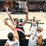 Deni Avdija, de los Blazers, terminó con 14 unidades.