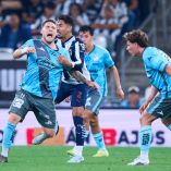 Emiliano Gómez, del Puebla, metió en problemas a la zaga del Monterrey.