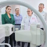 Evelyn Salgado observa equipo de mastografía junto a personal médico en unidad móvil de salud durante recorrido en Guerrero.