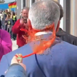 Reza Pahlaví, heredero del sha de Irán, sufrió un ataque simbólico en Berlín; pidió a Estados Unidos y Europa medidas más firmes contra el régimen de Teherán.