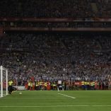 Aficionados pusieron a la venta supuestos trozos de la red de la portería en la que coronó la Real Sociedad el fin de semana pasado en la Copa del Rey, en La Cartuja de Sevilla.