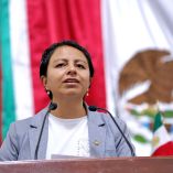 Diputada Liz Salgado Viramontes en tribuna del Congreso de la Ciudad de México durante sesión, con bandera de México al fondo