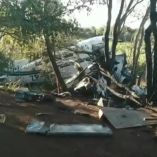 Videos muestran a personas recogiendo billetes tras el accidente aéreo de una avioneta con millones en Paraguay.