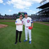 Pato O’Ward realizó el lanzamiento ceremonial en Wrigley Field y coincidió con una noche perfecta para Javier Assad, quien aseguró la victoria de los Cubs en extra innings.