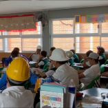 Estudiantes de Morelos toman clases con casco por riesgo de derrumbe en su escuela.