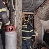 En el exterior del inmueble se encontraban dos camionetas cargadas con varios cilindros de gas