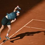 Jannik Sinner tuvo que venir de atrás para superar al francés Benjamin Bonzi en su presentación en el Masters 1000 de Madrid.