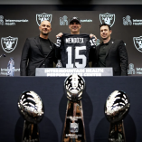 Fernando Mendoza fue recibido en las instalaciones de Las Vegas Raiders después de ser elegido con la primera posición del Draft del jueves.