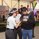Elementos de la Guardia Nacional interactúan con un visitante durante actividades de proximidad social en la Feria de Puebla 2026.