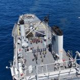 Vista aérea del buque ARM Usumacinta A-411 con personal de la Armada de México formado en cubierta durante ejercicio naval en aguas del Pacífico