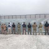Elementos de Semar y FGR resguardan un portón metálico durante cateo en Matamoros, Tamaulipas, como parte de operativo contra el Cártel del Golfo.