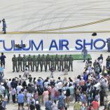 Elementos de la Fuerza Aérea Mexicana formados frente al letrero Tulum Air Show mientras asistentes observan en el Aeropuerto de Tulum
