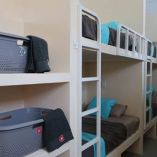 Literas y áreas de descanso dentro de un refugio para menores en Acapulco, donde se reciben donaciones para la atención de niños en contexto de vulnerabilidad.
