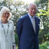 Carlos III inicia su visita de Estado en Estados Unidos en un contexto político tenso.