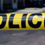 Aunque las causas exactas del deceso serán determinadas por la autopsia de ley, el personal pericial detectó evidencias de violencia en la escena.