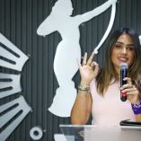 Alessandra Rojo de la Vega habla en conferencia con micrófono en mano frente a emblema de la alcaldía Cuauhtémoc durante anuncio oficial