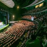 Auditorio lleno durante la inauguración del Tianguis Turístico México 2026 en Acapulco con autoridades en el escenario y asistentes.