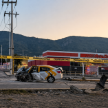 Taxi con frente destruido tras chocar contra un árbol en bulevar Minero, Pachuca, acordonado con cinta de seguridad y presencia policial.