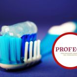 Diferentes marcas de pasta dental disponibles en supermercado muestran variedad de precios, tamaños y beneficios específicos.