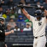 Giancarlo Stanton deja momentáneamente a los Yankees por lesión, mientras Jasson Domínguez toma su lugar en el roster.