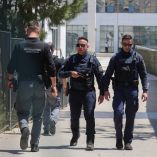 Agentes de policía refuerzan la seguridad en las inmediaciones del Tribunal de Apelaciones de Atenas tras el ataque armado.