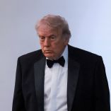 Donald Trump utilizó su plataforma Truth Social para anunciar que Irán pidió la reapertura urgente del estrecho de Ormuz.