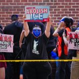 Menores migrantes esperan su turno en tribunales de inmigración en Estados Unidos, en medio de procesos acelerados de deportación.