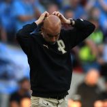 Pep Guardiola se dejó ver en las gradas del Edgeley Park para disfrutar del choque entre el Stockport County y el Port Vale de la tercera división inglesa.