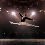 El ballet clásico combina técnica, música y emoción.