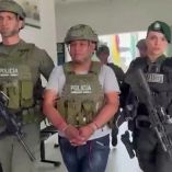 Imágenes oficiales muestran al sospechoso con chaleco antibalas durante su traslado tras la captura.