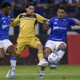 Exequiel Zeballos pelea una pelota entre dos jugadores del Cruzeiro.