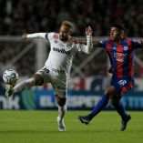 Neymar intenta escapar de la marca de Ezequiel Herrera.