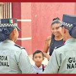 Elementos de la Guardia nacional platicando con ciudadanos.