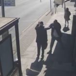 Dos hombres fueron trasladados al hospital en condición estable después del ataque con cuchillo en Londres.