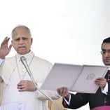 El papa León XIV imparte su bendición a los fieles mientras preside su audiencia general semanal en la plaza de San Pedro, en el Vaticano, el 29 de abril de 2026