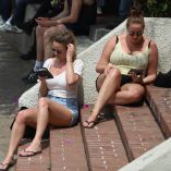 CIUDAD DE MÉXICO, 16MARZO2026.- Un par de mujeres tomal el sol mientras leen a través de su kindle en el Parque España.FOTO: GRACIELA LÓPEZ/CUARTOSCURO.COM