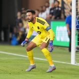 Hugo Lloris reacciona dos veces en la misma jugada y convierte un remate a quemarropa del Toluca en un instante suspendido que mantiene el arco en cero.