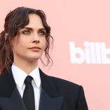 Cara Delevingne inicia oficialmente su carrera musical con una gira internacional.