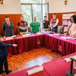 Niño participa como alcalde infantil en sesión oficial de Tlalpan junto a funcionarios locales durante actividad institucional en sala de gobierno