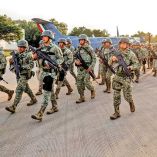Militares de la Defensa marchando en calles de Sinaloa.