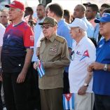 Raúl Castro y Miguel Díaz-Canel encabezaron el acto del 1 de mayo frente a la embajada estadounidense en La Habana, marcado por la crisis y el bloqueo petrolero.