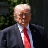Donald Trump firmó un decreto que amplía las sanciones contra Cuba, intensificando el embargo y el bloqueo petrolero en medio de críticas internacionales.