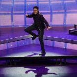 Chayanne cumple el sueño de una fan vestida de quinceañera y se vuelve viral