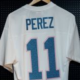 Por parte de la organización del Gran Premio de Miami de la F1 se le obsequió un jersey de futbol americano al piloto Sergio Pérez
