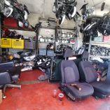 En uno de los inmuebles, los oficiales decomisaron cerca de cinco toneladas adicionales de piezas automotrices