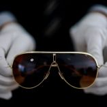 Gafas aviador de Michael Jackson sostenidas con guantes blancos durante presentación previa a subasta en Aguttes, Francia, abril de 2026