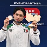 Osmar Olvera Ibarra celebra el bronce en trampolín en 3m.