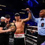 Canelo subió  al ring para felicitar a Munguía tras su victoria y consagración como campeón mundial.